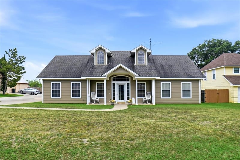 207 Bonita Drive, Granbury TX 76049