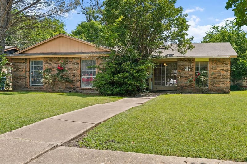 818 Quebec Drive, Garland TX 75040 - Photo 2