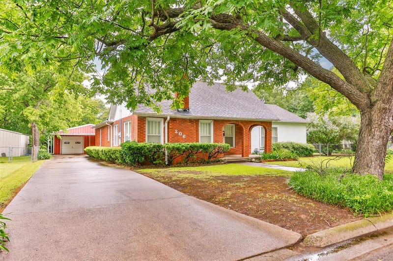 206 Ritchey Street, Gainesville TX 76240 - Photo 2