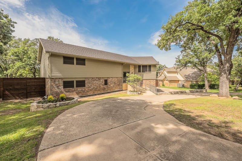 1724 Prestonwood Drive, Arlington TX 76012 - Photo 2