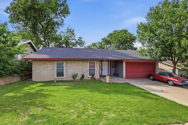 1839 Sherwood Lane, Carrollton TX 75006 - Photo 2