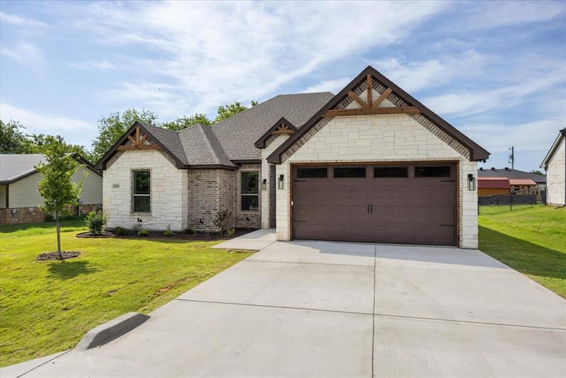 2209 Snake River Drive, Granbury TX 76048 - Photo 2