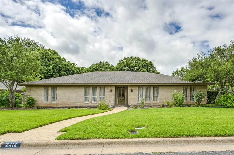 2414 Lakeview Circle, Arlington TX 76013 - Photo 2
