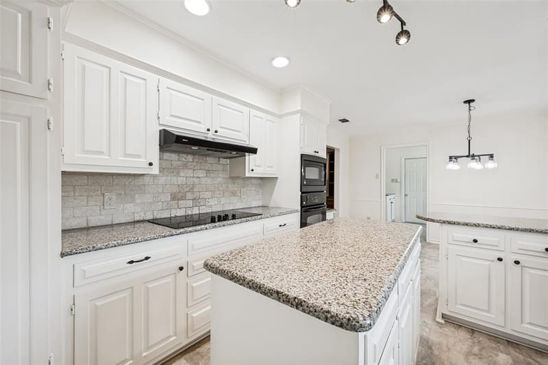 2414 Lakeview Circle, Arlington TX 76013 - Photo 6