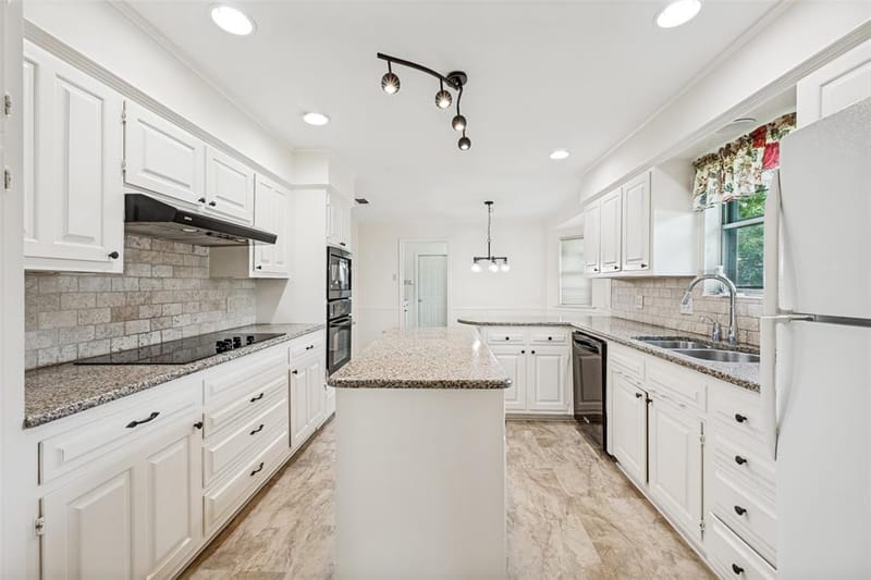 2414 Lakeview Circle, Arlington TX 76013 - Photo 5