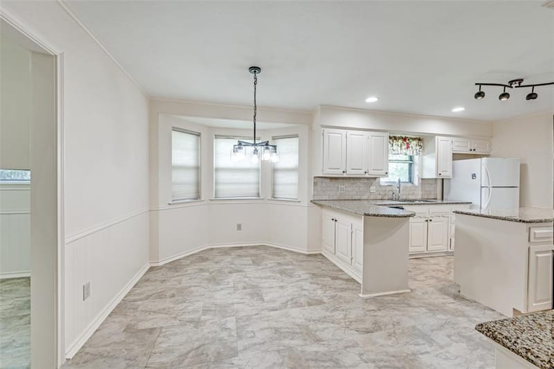 2414 Lakeview Circle, Arlington TX 76013 - Photo 9