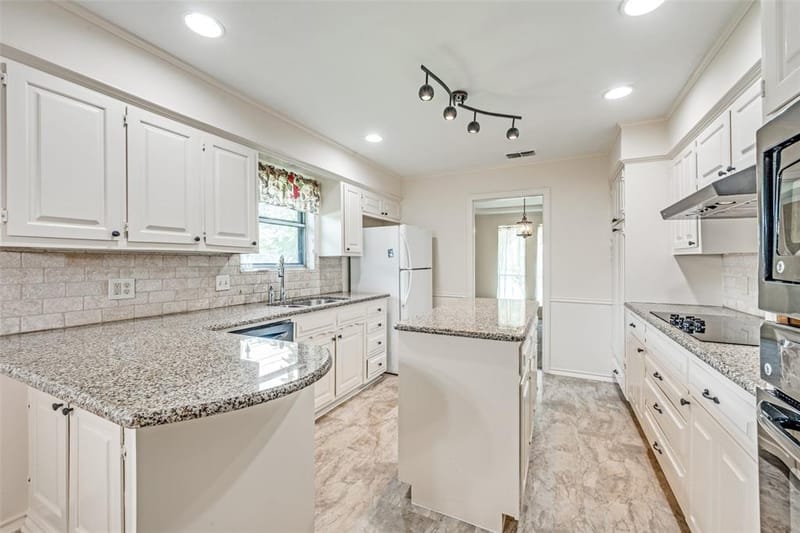 2414 Lakeview Circle, Arlington TX 76013 - Photo 8