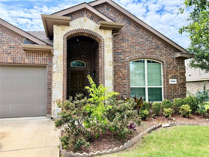 1104 Crest Ridge Drive, Glenn Heights TX 75154 - Photo 2
