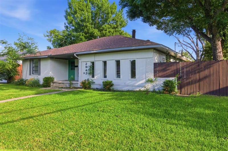 2942 Townsend Drive, Dallas TX 75229 - Photo 2