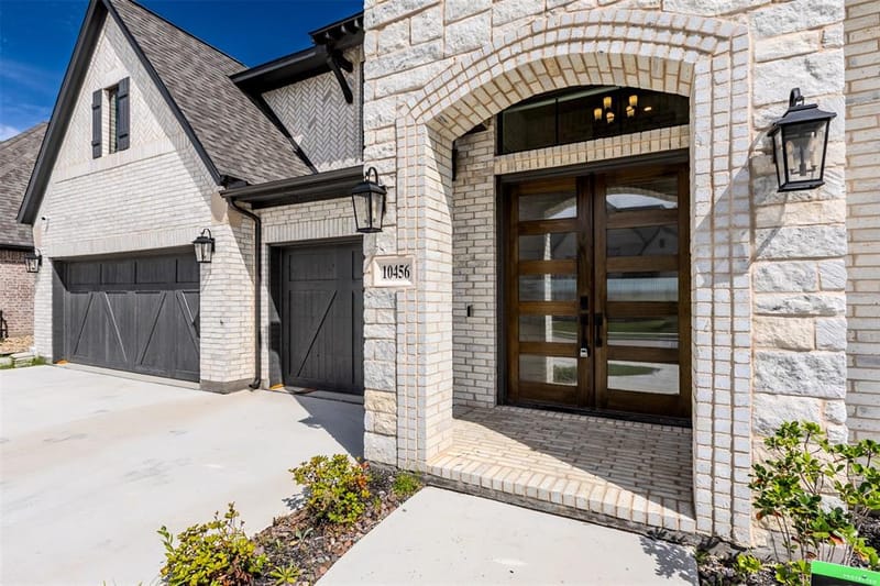 10456 Gray Hills Drive, Fort Worth TX 76126 - Photo 2