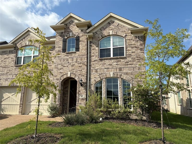 323 Butternut Way, Irving TX 75063 - Photo 2