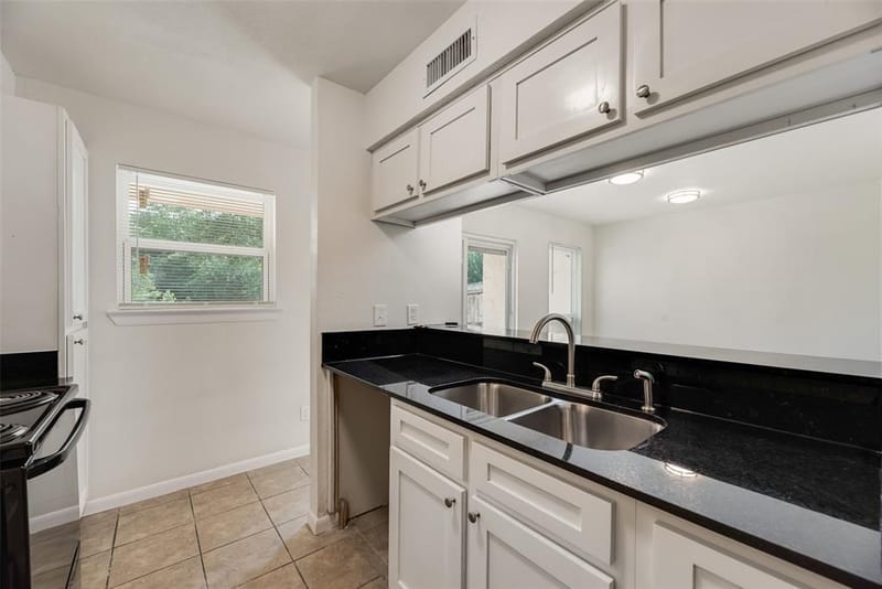 514 Valley Park Drive, Garland TX 75043 - Photo 10