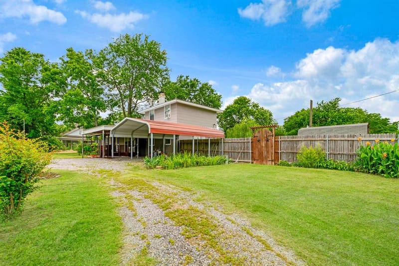 330 Young Street, Blossom TX 75416 - Photo 3