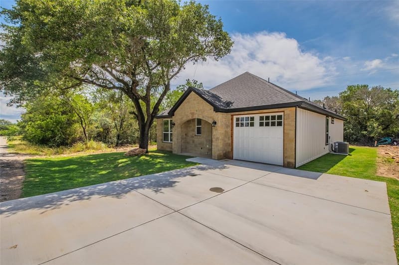 2719 Sycamore Court, Granbury TX 76048 - Photo 2