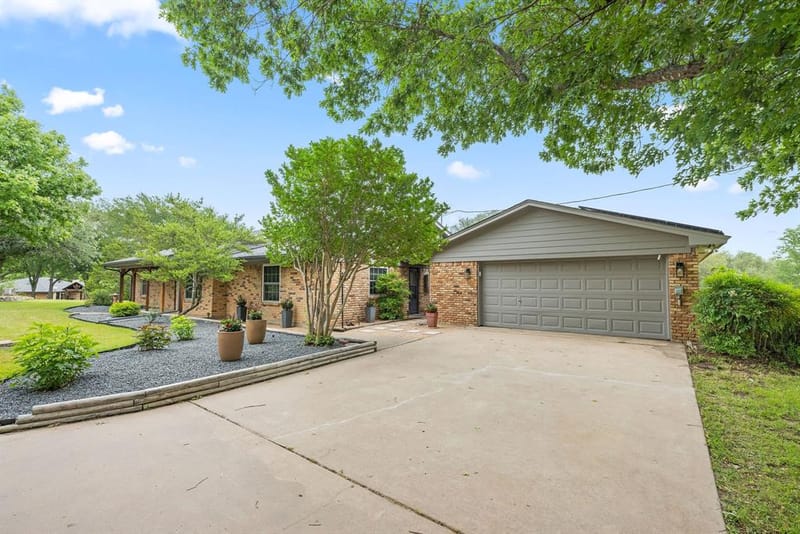 410 De La Cruz Street, Weatherford TX 76085 - Photo 2