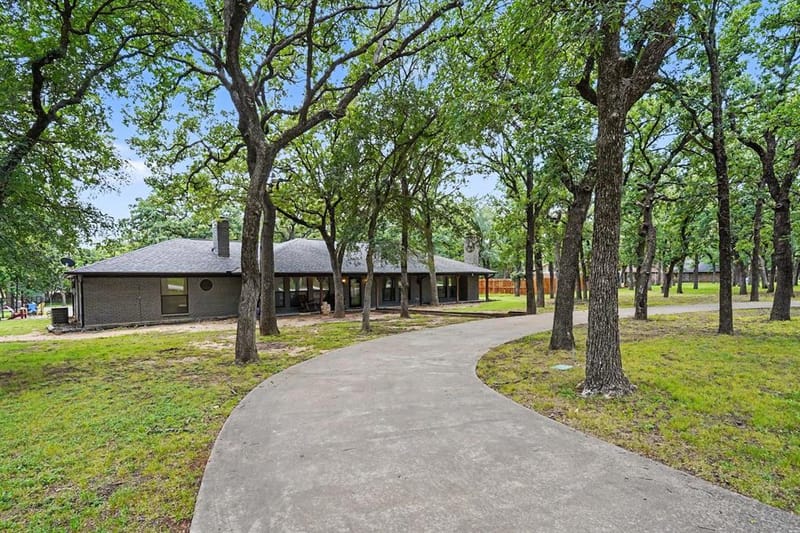 1908 Thousand Oaks Drive, Burleson TX 76028