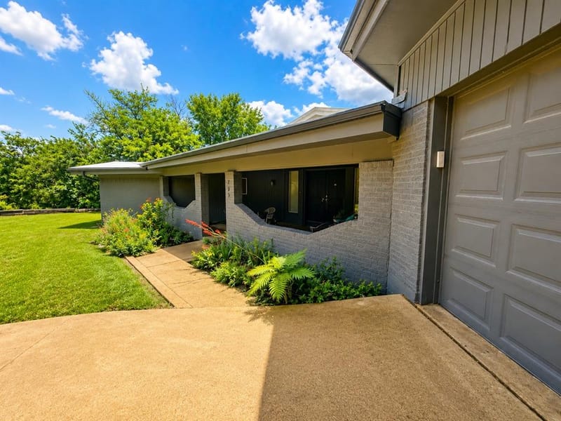 705 10th Street NW, Mineral Wells TX 76067 - Photo 2