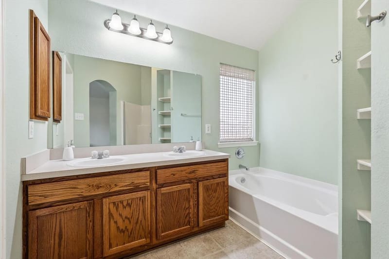 1703 Wolf Creek Drive, Arlington TX 76018 - Photo 16