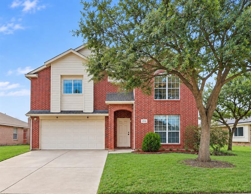 1703 Wolf Creek Drive, Arlington TX 76018 - Photo 3