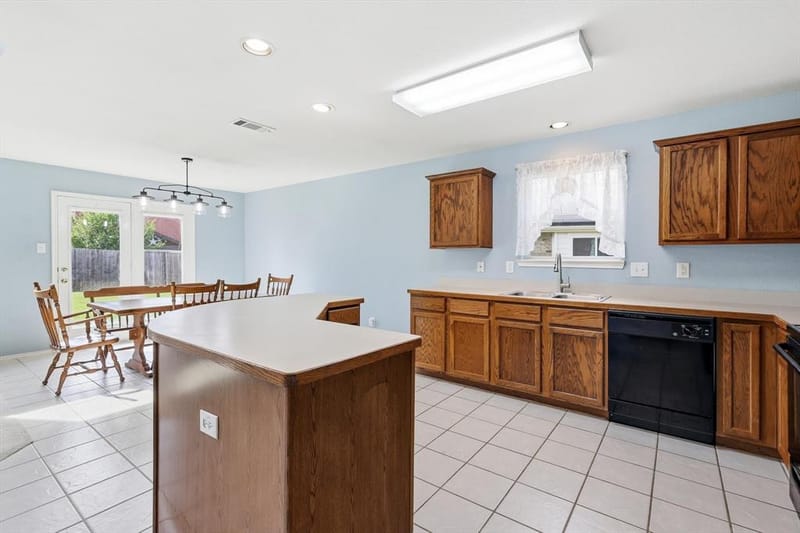 1703 Wolf Creek Drive, Arlington TX 76018 - Photo 9