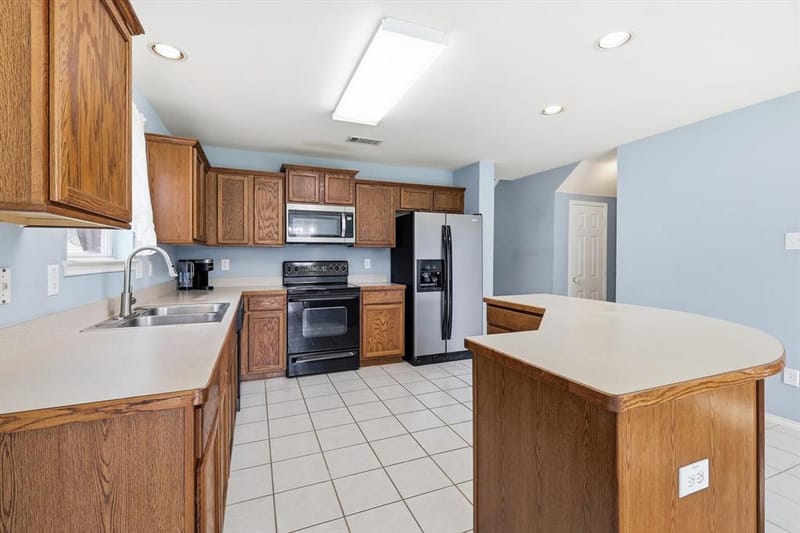 1703 Wolf Creek Drive, Arlington TX 76018 - Photo 8