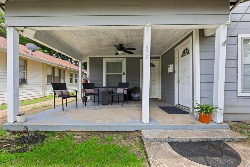 2518 Gladstone Drive, Dallas TX 75211 - Photo 2