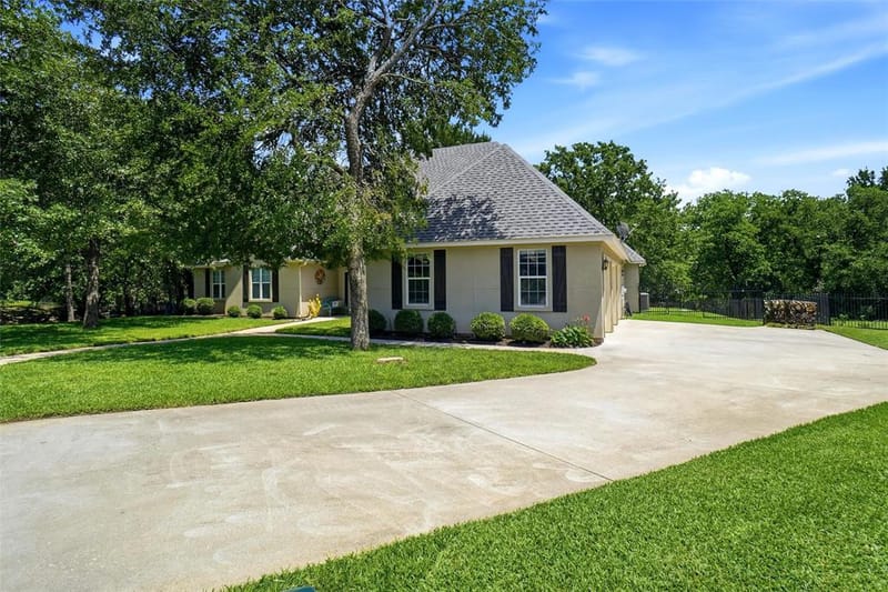 102 Manders Court, Runaway Bay TX 76426 - Photo 2