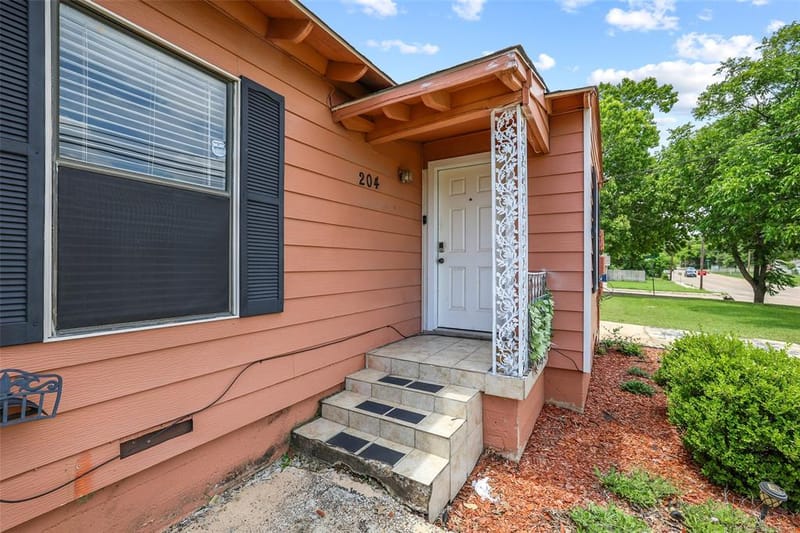 204 E Avenue D, Garland TX 75040 - Photo 2