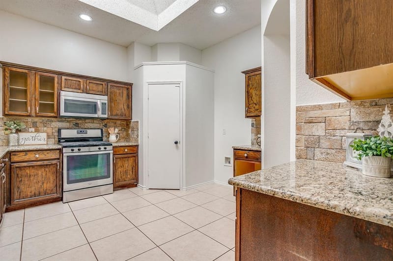 1104 Angel Fire Lane, Arlington TX 76001 - Photo 12