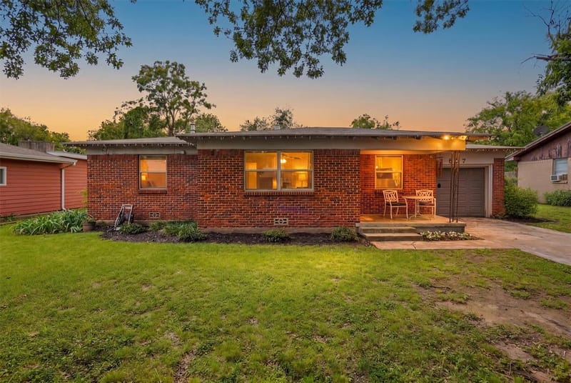 807 Elizabeth Boulevard, Granbury TX 76048 - Photo 2