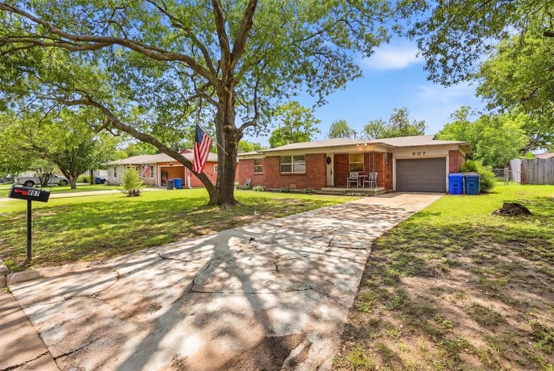 807 Elizabeth Boulevard, Granbury TX 76048