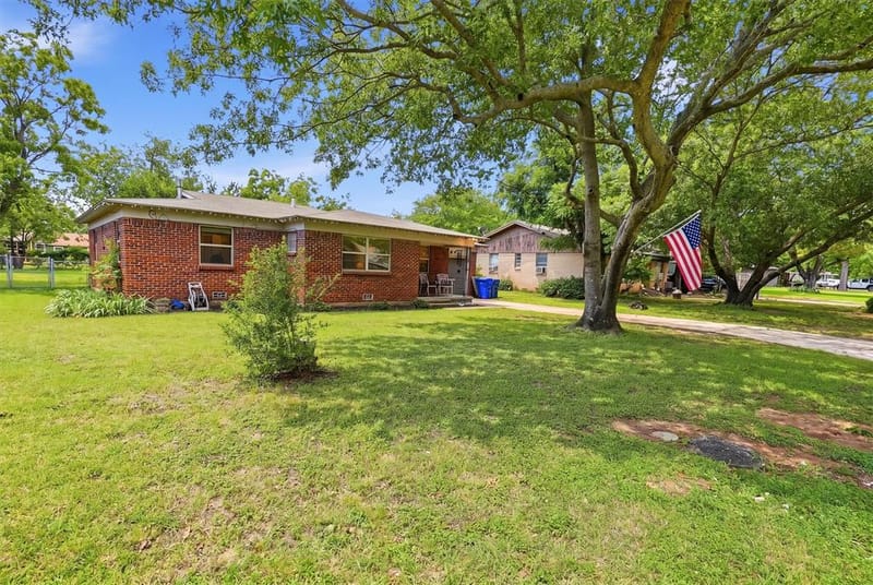 807 Elizabeth Boulevard, Granbury TX 76048 - Photo 4