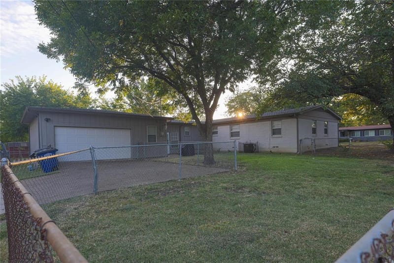 10959 Park Oak Circle, Dallas TX 75228 - Photo 17