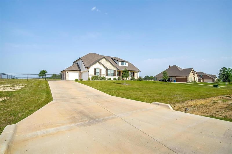 340 Sanger Drive, Springtown TX 76082 - Photo 8