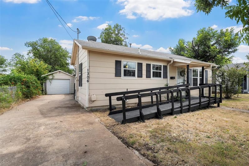 1306 W 11th Street, McGregor TX 76657 - Photo 2