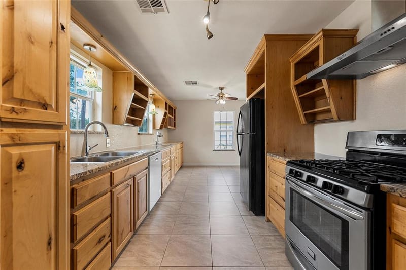 1306 W 11th Street, McGregor TX 76657 - Photo 6