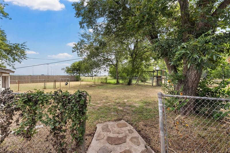 1306 W 11th Street, McGregor TX 76657 - Photo 25