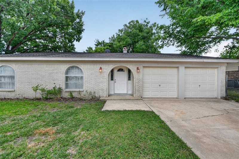 910 Kerry Street, Benbrook TX 76126 - Photo 3