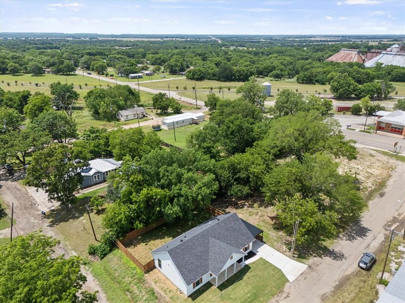 108 S Manson Street, Wolfe City TX 75496 - Photo 2
