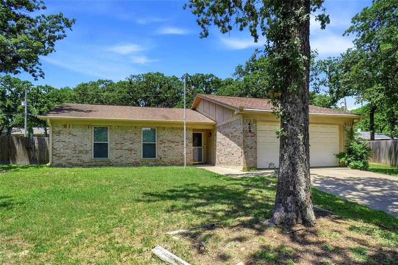 400 Woodlake Circle, Azle TX 76020