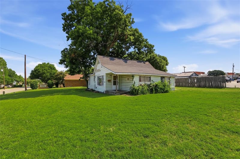 218 W Worth Street, Grapevine TX 76051 - Photo 9