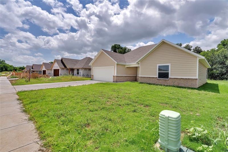 636 Crockett Drive, Cleburne TX 76031 - Photo 2