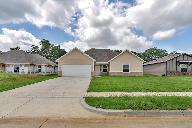 636 Crockett Drive, Cleburne TX 76031 - Photo 4