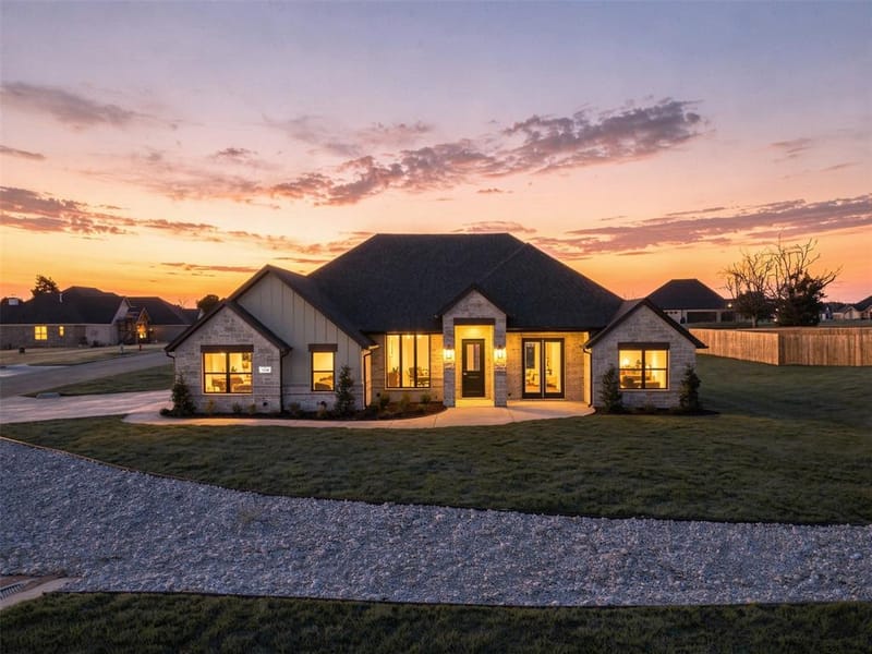 2148 Middlewood Circle, Granbury TX 76049 - Photo 2