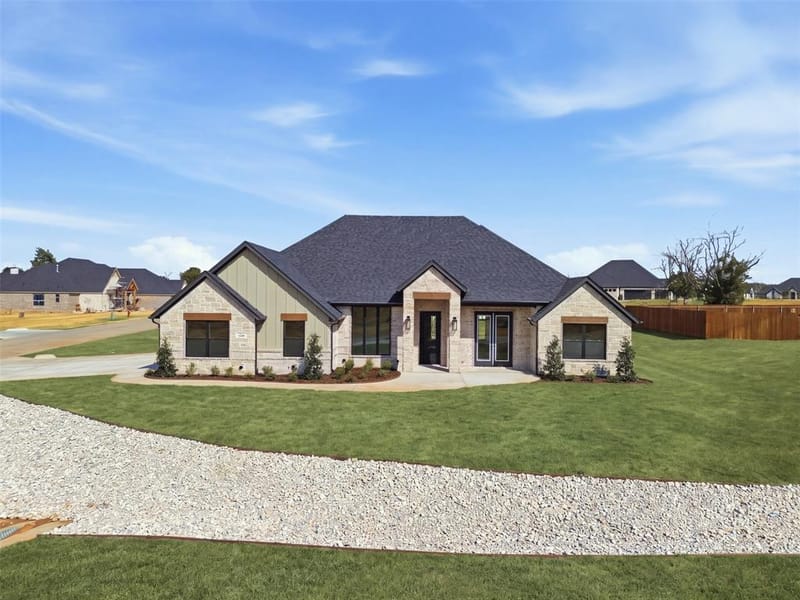 2148 Middlewood Circle, Granbury TX 76049