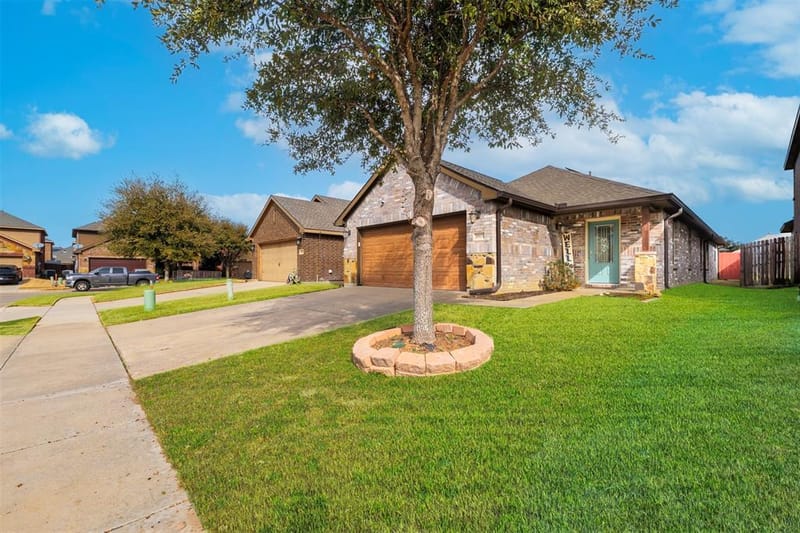 5505 Thunder Bay Drive, Fort Worth TX 76119 - Photo 2