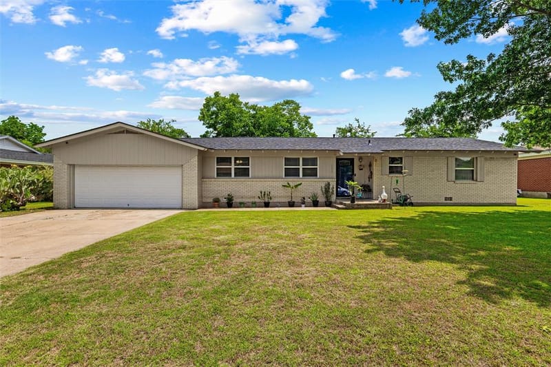 1213 Park Center Street, Benbrook TX 76126