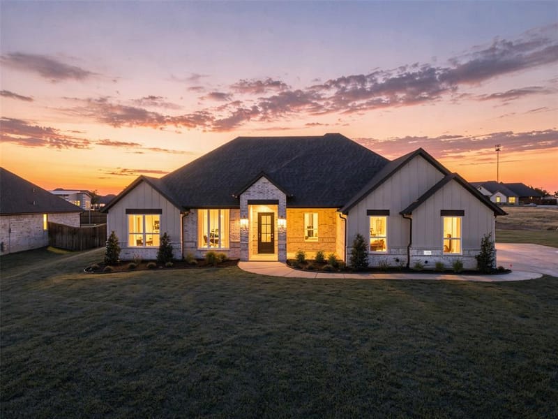 2120 Middlewood Circle, Granbury TX 76049 - Photo 2