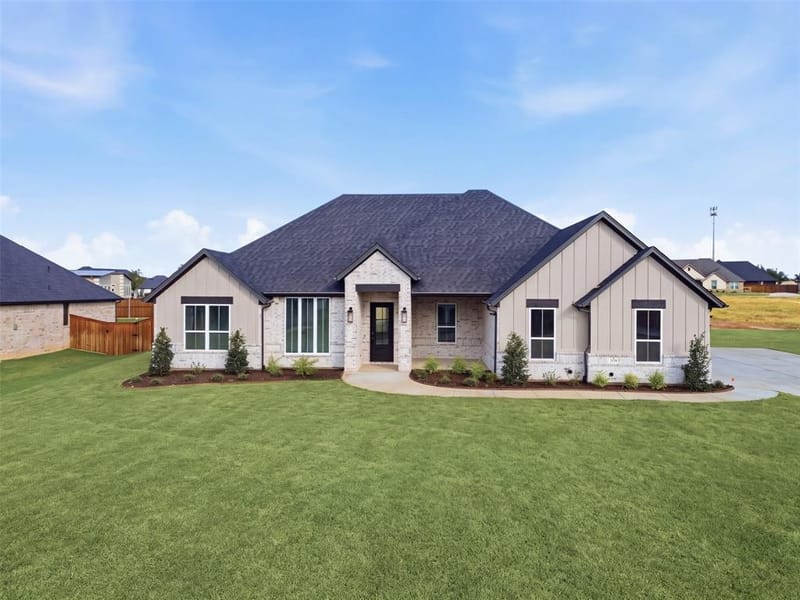 2120 Middlewood Circle, Granbury TX 76049