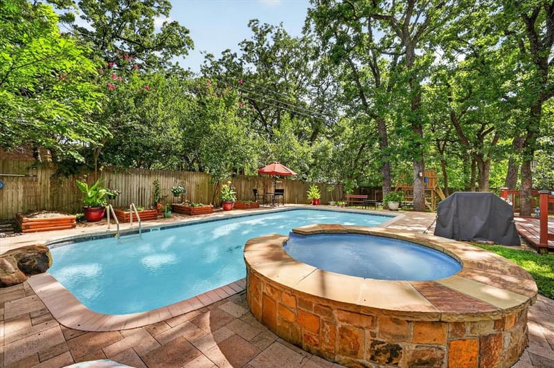 2214 Ravinia Drive, Arlington TX 76012 - Photo 2